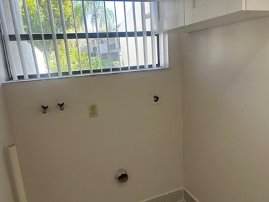 Welcome to this stunning and spacious 3-bedroom, 2.5-bathroom - photo 9