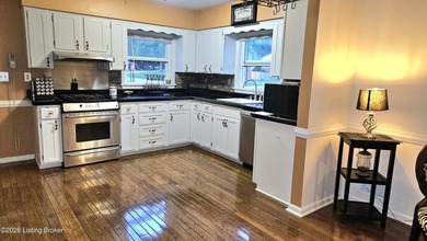 Fabulous Brick Ranch w/ HUGE FINISHED BASEMENT & Over 2400 Sq Ft - photo 8