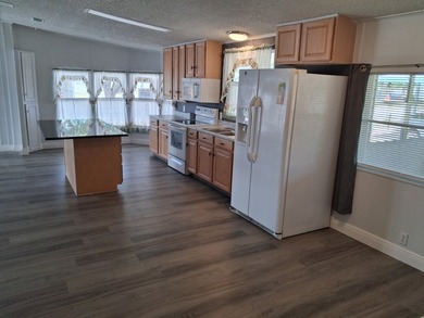 **FULLY REMODELED** Spacious 1,450 sq ft -- 2 Bedroom, 2 Bath - photo 11