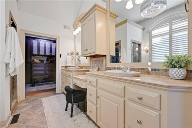 Meticulously maintained, maintenance-provided villa in the - photo 32