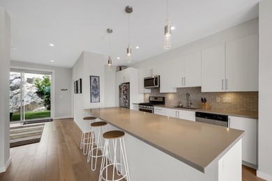 Breathtaking views and a private backyard! Bright and - photo 4