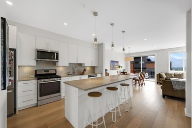 Breathtaking views and a private backyard! Bright and - photo 5