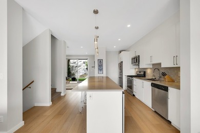Breathtaking views and a private backyard! Bright and - photo 7