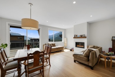 Breathtaking views and a private backyard! Bright and - photo 8