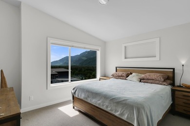 Breathtaking views and a private backyard! Bright and - photo 9