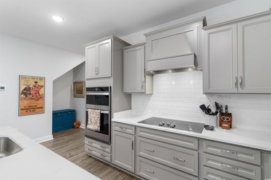 Beautiful 4-bedroom, 3.5-bath townhome located in the highly - photo 6