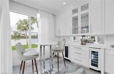 Bright and airy LAKEFRONT residence extensively redesigned with - photo 2