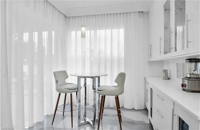 Bright and airy LAKEFRONT residence extensively redesigned with - photo 3