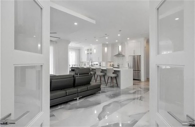 Bright and airy LAKEFRONT residence extensively redesigned with - photo 9