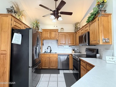 Stunning Lakefront Retreat - Fully Furnished & Nightly Rental - photo 12