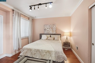 Effortless city living in this cute, bright, turn-key condo