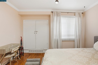 Effortless city living in this cute, bright, turn-key condo