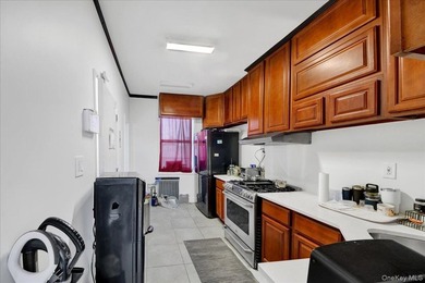 Well-maintained Bronx home offering spacious living, generous - photo 19
