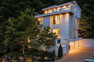 Experience modern luxury in this custom-built contemporary - photo 2