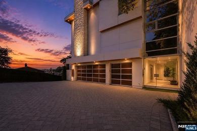 Experience modern luxury in this custom-built contemporary - photo 4