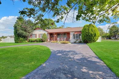 Don't miss this amazing opportunity to make this charming ranch - photo 2