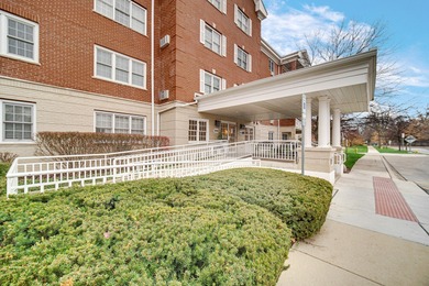 (private lake, pond, creek) Condo For Sale in Glenview Illinois