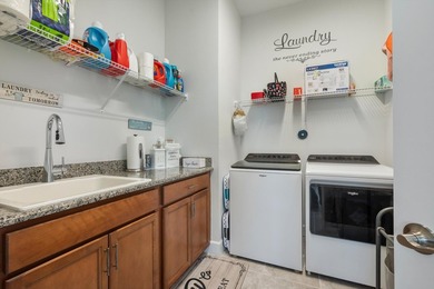 Welcome to this meticulously designed 5-bedroom, 4-bathroom - photo 38