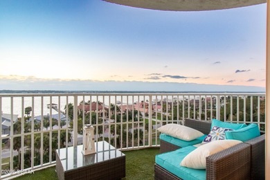 Wake up to sweeping Intracoastal water views from this 7th-floor