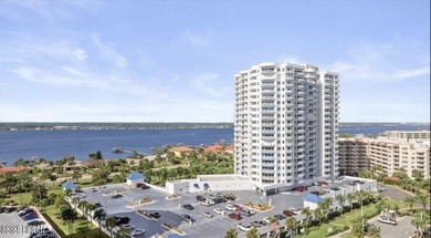Wake up to sweeping Intracoastal water views from this 7th-floor