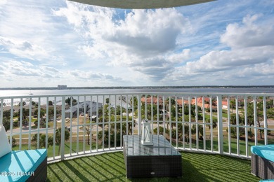 Wake up to sweeping Intracoastal water views from this 7th-floor