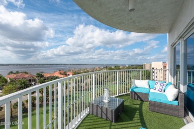 Wake up to sweeping Intracoastal water views from this 7th-floor