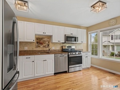 Welcome to this beautiful, turn-key end-unit townhome offering - photo 13