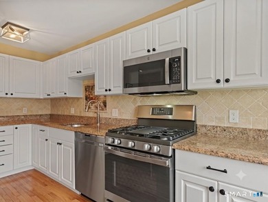 Welcome to this beautiful, turn-key end-unit townhome offering - photo 15