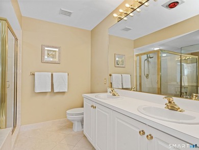 Welcome to this beautiful, turn-key end-unit townhome offering - photo 22
