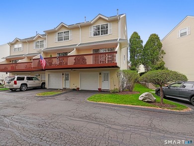 Welcome to this beautiful, turn-key end-unit townhome offering - photo 37