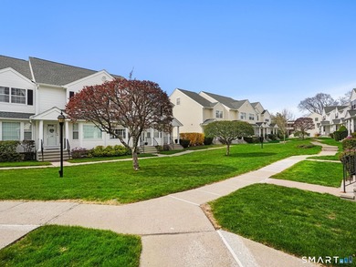 Welcome to this beautiful, turn-key end-unit townhome offering - photo 38
