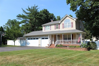 This fully renovated, 4-bedroom, 3-bathroom Colonial merges - photo 3