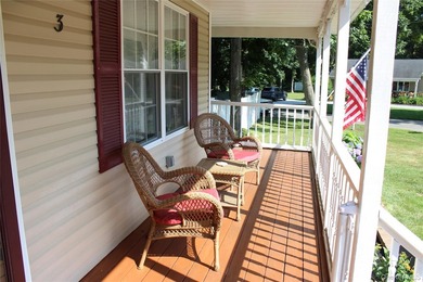 This fully renovated, 4-bedroom, 3-bathroom Colonial merges - photo 5