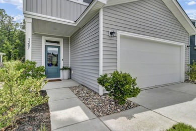Beautifully maintained and showing like new, this home offers - photo 4
