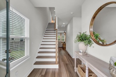 Beautifully maintained and showing like new, this home offers - photo 5