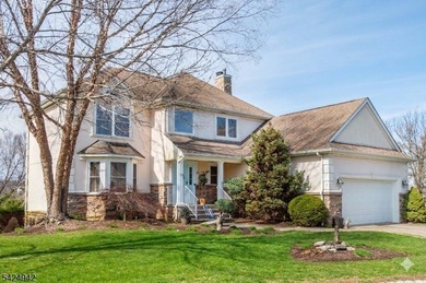 Opportunity knocks! Beautifully crafted center hall colonial - photo 1