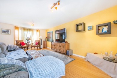 Opportunity knocks! Beautifully crafted center hall colonial - photo 4