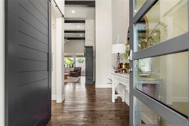 Beautiful 4 bed, 3 bath home with a 3 car garage in a prime - photo 4