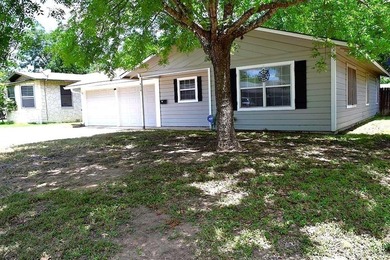 Welcome home to this delightful 3-bedroom, 2-bath cottage-style - photo 3