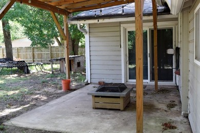 Welcome home to this delightful 3-bedroom, 2-bath cottage-style - photo 7