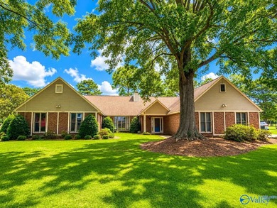 Welcome to golf course living at its finest! This stunning - photo 1