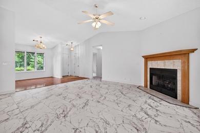 Flat lot with easy all one -level living, centrally located and - photo 13