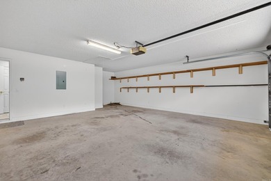 Flat lot with easy all one -level living, centrally located and - photo 22