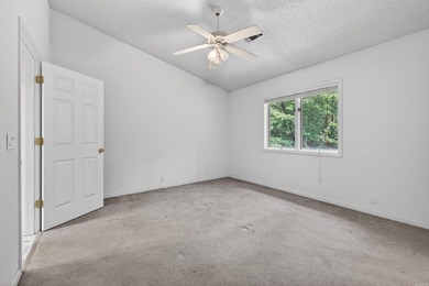 Flat lot with easy all one -level living, centrally located and - photo 24