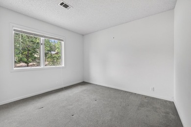 Flat lot with easy all one -level living, centrally located and - photo 29