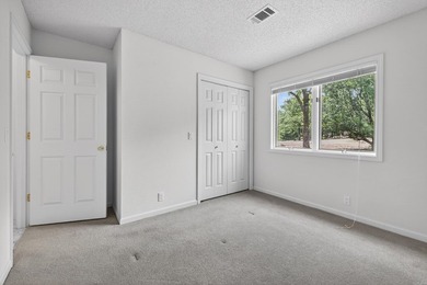Flat lot with easy all one -level living, centrally located and - photo 30