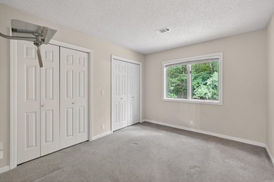 Flat lot with easy all one -level living, centrally located and - photo 33