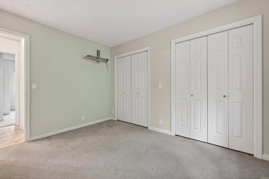 Flat lot with easy all one -level living, centrally located and - photo 34