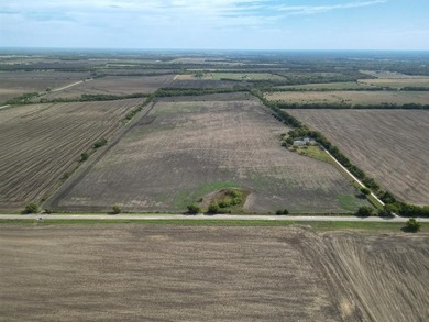 Beautiful rolling topography with cultivated acreage, scattered - photo 4