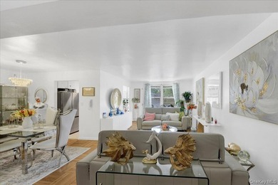 THE PERFECT LOCATION! Beautifully renovated and move-in ready - photo 1